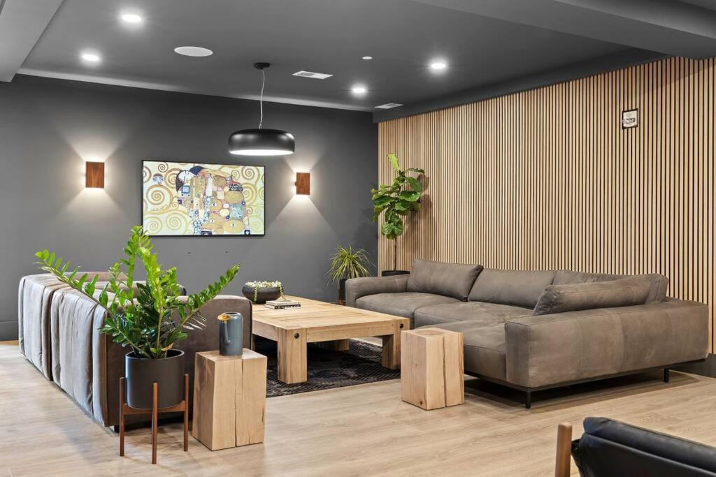 Апартаменты Skyline View, Pool, Gym, Balcony'S, Walk To Bway! Нэшвилл Экстерьер фото